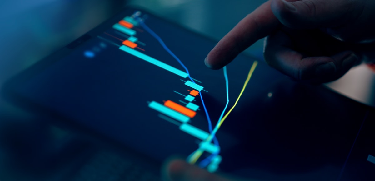 Financial data analytics and stock market graph